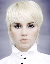 Scopriamo insieme come saranno i capelli corti primavera 2022: Taglio Capelli Corti Scalati Biondo Platino