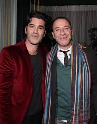 Ο χριστόφορος παπακαλιάτης δεν βρέθηκε στο πλευρό του τζίμη, του χαρακτήρα που έκανε διάσημη την ατάκα «παμε πλατεία». Xristoforos Papakaliaths Poioi Bre8hkan Sto Party Celebrities Eidhseis