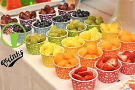 Salade De Fruits Originale 20 Idees Pour Anniversaire D Enfant On Mange Tout D Abord Avec Les Yeux Vau Party Food Buffet Healthy Birthday Kids Party Food
