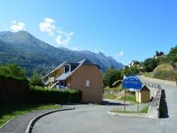Espace aquatique, jaccuzzi et toboggan avec vue magnifique sur les pyrénées et piscine couverte qui vous attend même en basse saison. Location Camping Avec Piscine Luz Saint Sauveur Locations Vacances Camping Avec Piscine Luz Saint Sauveur