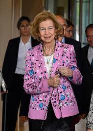 La reina Sofía retoma sus actos oficiales con una visita a Lisboa (y una  alegre americana de su marca fetiche) antes de viajar a Grecia para la boda  de su sobrina |
