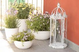 2 scaffali per fiori in 8.trova i migliori prezzi e le offerte in corso. I Portavasi Della Linea Paglia Donano Eleganza Ai Balconi Che Li Ospitano Grazie Al Loro Design Che Richiama L Intreccio Dei Fili Shabby Chic Shabby Giardino