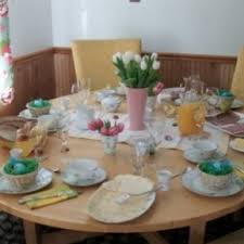 Această fotografie este despre scaune, sufragerie, tacâmuri. Aranjamente Pentru Paste Decoratiuni Pentru Paste