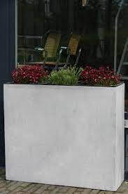 Dieses material weist ein betonähnliches aussehen auf und überzeugt dennoch durch seine praktische verwendbarkeit. Beton Pflanzkubel Selber Machen Diy Zenideen Pflanzkubel Diy Gartendekoration Haus Und Garten