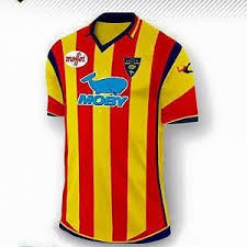 Premiata la particolare scelta del club di scendere in campo con la terza maglia, già utilizzata con l'entella, contro il vicenza. Lecce Ecco La Nuova Maglia I Tifosi L Hanno Scelta Con Un Referendum Su Facebook La Repubblica