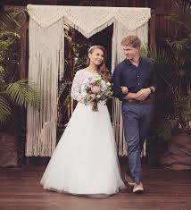 Recently, steve irwin's oldest daughter, bindi, announced her engagement with the love of her life, chandler powell and people coudn't be happer for the lovely couple! Bindi Irwin S Wedding Dress Is Finally Unveiled As Robert Pens Sweet Tribute Starts At 60
