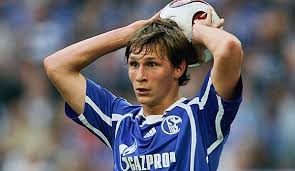 Ce défenseur international est célèbre pour avoir été en quatre temps un acteur central de la finale de la coupe du monde de football 2006 le 9 juillet à berlin, face à la france. Benedikt Howedes Im Interview Ich Habe Mich Schnell Fur Meinen Audi Geschamt