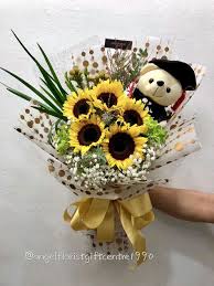 ah83 rm 180 advance booking 向日葵代表光辉 信念 太阳花的花语是有毅力 不畏艰难 非常适合用来祝福将要毕业的人以及祝福 百合寓意顺利 心想事成 韩式太 graduation flowers bouquet flowers bouquet graduation flowers