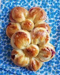 Bonjour A Tous Une Brioche En Forme De Fleur Ca Vous Dit Cake Cakedecorating Weddingcake Macarons Food