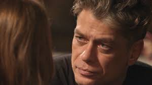 Arthur pede que Eliza passe a noite com ele