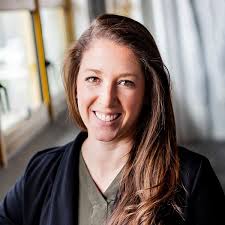 Elisa Walker's Instagram, Twitter & Facebook