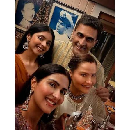 Mohnish Bahl Celebrates Diwali With Wife Aarti Bahl (Ektaa) & Daughters Pranutan Bahl and Krishaa Bahl 💖🪔💫💝 @mohnish_bahl @aarti.bahl @pranutan @krishaabahl #mohnishbahl #mohnishbehl #aartibahl #ek