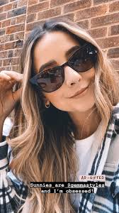 A place for new & existing projects, behind the scenes, beauty, lifestyle, community, conversation & positivity! Pin Von Zoe Auf Zoella Zoe Sugg Style Makeup In 2020