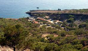 Η θέση της είναι στα νότια της κορυφής κόφινας (1.231 μ.) , κοντά σε όρμο, δυτικά από το ακρωτήριο μάρτελο. H Monh Koydoyma Kai To Diplo 8ayma Sto Maniasmeno Pelagos Rethemnos News