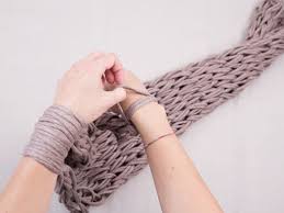 Je vais vous parler de l'écharpe tricotée avec des aiguilles à tricoter. Tutoriel Diy Tricoter Une Echarpe Tube Avec Les Bras Via Dawanda Com Projets A Tricoter Aux Doigts Tutoriel Diy Tricot Aux Doigts