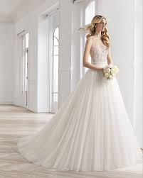 Pronovias barcelona ist ein namhaftes international renommiertes label, das 1922 gegründet wurde und das nun über 50 jahre später an der obersten spitze des brautmodengeschäfts steht. Basora Hochzeit 2020 Kollektion Aire Barcelona
