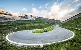 De bergpas heeft een hoogte van 1.948 meter en eroverheen loopt de hauptstrasse 17. Klausenpass Altdorf Linthal Andermatt