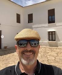 La increíble casa de Miguel Bosé en Cuenca construida en el siglo XIX: con  una plaza de toros, una capilla y hasta una granja