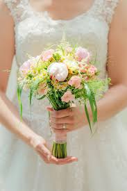 Blumenwiesen Brautstrauss Wunderschon Romantisch Brautstrausse Brautstrauss Hochzeit