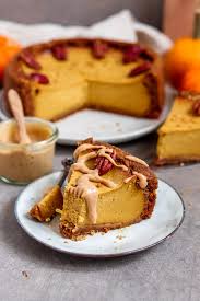 Veganer Kurbis Kasekuchen Mit Dattel Karamell Rezept Leckere Vegane Rezepte Backrezepte Kurbis Kasekuchen