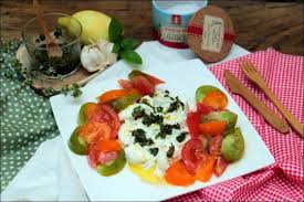 Salade Tomate Et Mozzarella De Yotam Ottolenghi Salade Caprese Marinee Happy Papilles Recette Salade Caprese Salade Tomate Salade Tomate Mozzarella