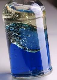 Ozean Im Glas Einfach In Einer Glasflasche Wasser Wahlweise Mit Lebensmittelfarbe Eingefarbt Un Sinnesreizflaschen Kinderspiele Basteln Basteln Mit Kindern