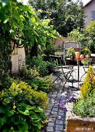 Hof 9 Die Strohblume Zum Sonntag Der Kranz Im Juli Der Innenhof In Gelb Innenhof Garten Hofgarten Innenhof