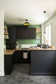 Detail De Notre Projet De Renovation D Un Appartement Pantin Cuisine Elegante Tout En Vert Designs De Petite Cuisine Cuisine Style Industriel Cuisine Moderne