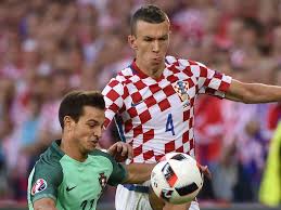 Schöne frisur jungs mit muster geschnitten bianca jungs frisuren. Ivan Perisic Frisur Bei Em 2016 Sorgt Fur Spott Kroatien Spieler Kopfuber In Pommes Schranke Gefallen Fussball
