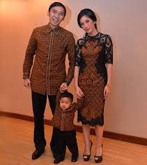 Dan tidak jarang juga desainer yang menggabungkan unsur tradisional kedalam pakaian kerja seperti kain. 27 Model Baju Batik Couple Keluarga Modern Terbaru 2021
