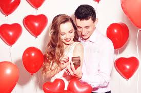 The site owner hides the web page description. Mann Macht Seinem Reizenden Schatzmadchen Geschenk Junger Mann Der Ein Geschenk Gibt Verbinden Sie Geschenke Fur Liebhaber S M Stockbild Bild Von Fur Liebhaber 107968625