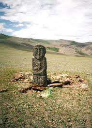 Bir Elinde Turk Ant Kadehi Olan Digeri Ile Erlik Kemerini Tutan Bir Turk Bey I Arkasindaki Mezar Kurgan Mogolistan Antik Tarih Antik Sanat Anitlar