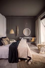Maak Een Intiemere Sfeer In Een Hoge Ruimte Door Voor Een Donker Plafond Te Kiezen Een Effect Dat Ook In D Gray Bedroom Walls Warm Bedroom Bedroom Wall Colors