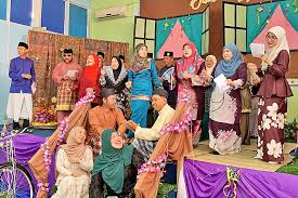 Suasana hari raya (asyiela putri) berlalulah sudah ramadan sebulan berpuasa tiba syawal kita rayakan dengan rasa. Suasana Aidilfitri 60an 70an Media Permata Online