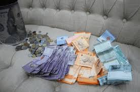 Ada orang beli dan simpan, setiap tahun atau suku tahun akan dapat dividen sahaja. Duit Malaysia Banyak Fill The Blank