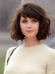 Le Blunt Bob Avec Frange Coupe De Cheveux Coiffure Cheveux Boucles Carre Court Frange