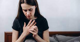 ما أسباب تنميل اليدين أثناء النوم وكيف نعالجها سوبر ماما