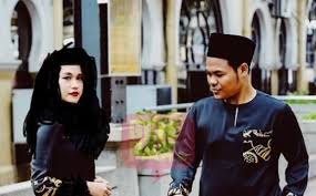 Say no to piracy either physi. Tuan Dia Dah Approve Comelnya Bila Syamel Minta Izin Muat Naik Edit Foto Ernie Tak Bertudung Gempak