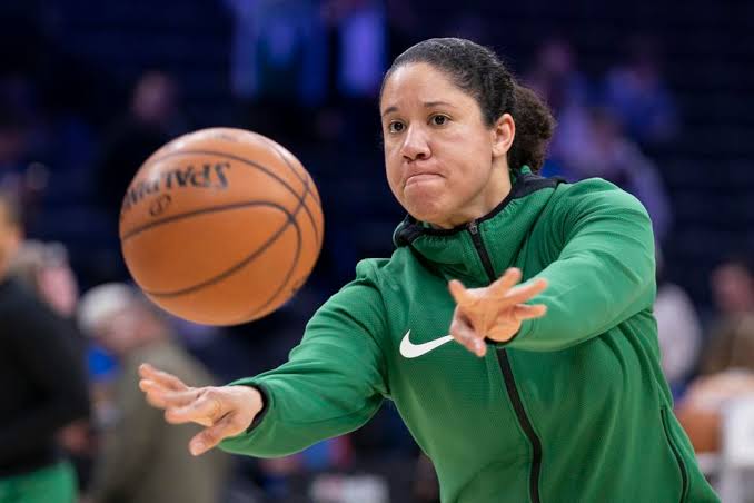 Head Coach Kara Lawson delivering tactical instructions, do AI tạo