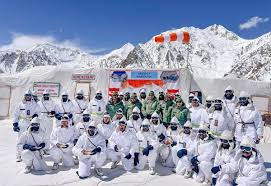 சியாச்சின் பனிமலையில் ராணுவ வீரர்களை சந்தித்த ராஜ்நாத்: இனிப்பு ஊட்டிவிட்டு  உற்சாகம்