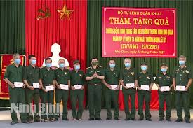 Jul 27, 2020 · ngày thương binh liệt sĩ 27/7 là ngày lễ kỷ niệm được tổ chức hàng năm nhằm tưởng niệm những người thương binh liệt sĩ đã hy sinh, mất mát qua những cuộc chiến. Lz1mdsosw3oi7m