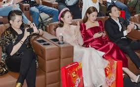 Gil lê tên thật là lê thanh trúc, sinh năm 1991 tại tp.hcm. Gil Le Va Hoang Thuy Linh Giá»¯ Khoáº£ng Cach Khi Cung Dá»± Sá»± Kiá»‡n NhÆ°ng Váº«n Ä'á»ƒ Lá»™ Dáº¥u Váº¿t Chung Con Gai