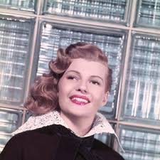 La beauté fatale de Rita Hayworth en 30 photos mythiques