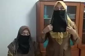 Who menyatakan masker bedah harus disediakan untuk petugas medis, sementara masyarakat bisa menggunakan masker berbahan kain untuk menutup wajah. Saat Bupati Lombok Tengah Sebut Asn Wajib Pakai Cadar Tiap Jumat Untuk Pengganti Masker Halaman All Kompas Com