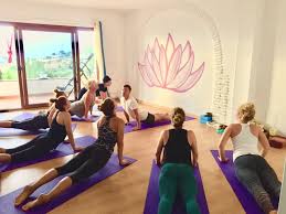El retiro hridaya de meditación en silencio es una experiencia única de inmersión que se centra en acceder a nuestra naturaleza real y esencial, al ser. Retiros De Yoga En Andalucia Naturaleza Espiritualidad Y Mar