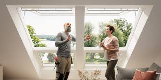 La fenêtre à rotation convient à un toit dont la pente est située entre 15° et 90°. Fenetre De Toit Velux Store Volets Roulant Conduit De Lumieres Fenetre Pour Toit Plat