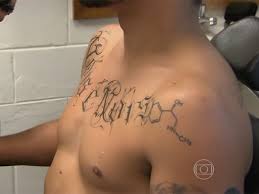 Se você procura por tatuagem de caio castro e desenhos de tattoos então chegou ao sítio certo! Caio Castro Tira A Camisa Pra Mostrar Como Sao Feitas Suas Tatuagens Em Novela