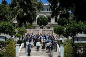 Το προεδρικό μέγαρο, παλαιότερα γνωστό ως νέα ανάκτορα, σήμερα στεγάζει την προεδρία της ελληνικής δημοκρατίας και αποτελεί την επίσημη κατοικία του προέδρου της ελληνικής δημοκρατίας στην αθήνα. Polla Papagalakia Sto Proedriko Megaro In Gr