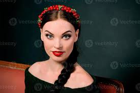 retrato de una joven y bella morena sonriente con una corona roja y una  trenza en un fondo oscuro 14326565 Foto de stock en Vecteezy