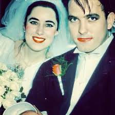 Robert Smith van The Cure met zijn vrouw Mary Poole op hun trouwdag in  1988. Ze zijn al samen sinds ze 14 jaar oud waren en zijn nu 32 jaar  getrouwd. Ze